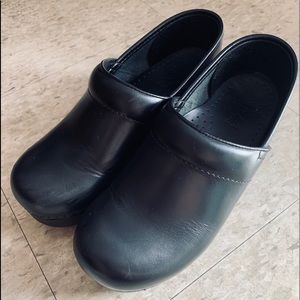 Like New! Dansko clogs black leathers